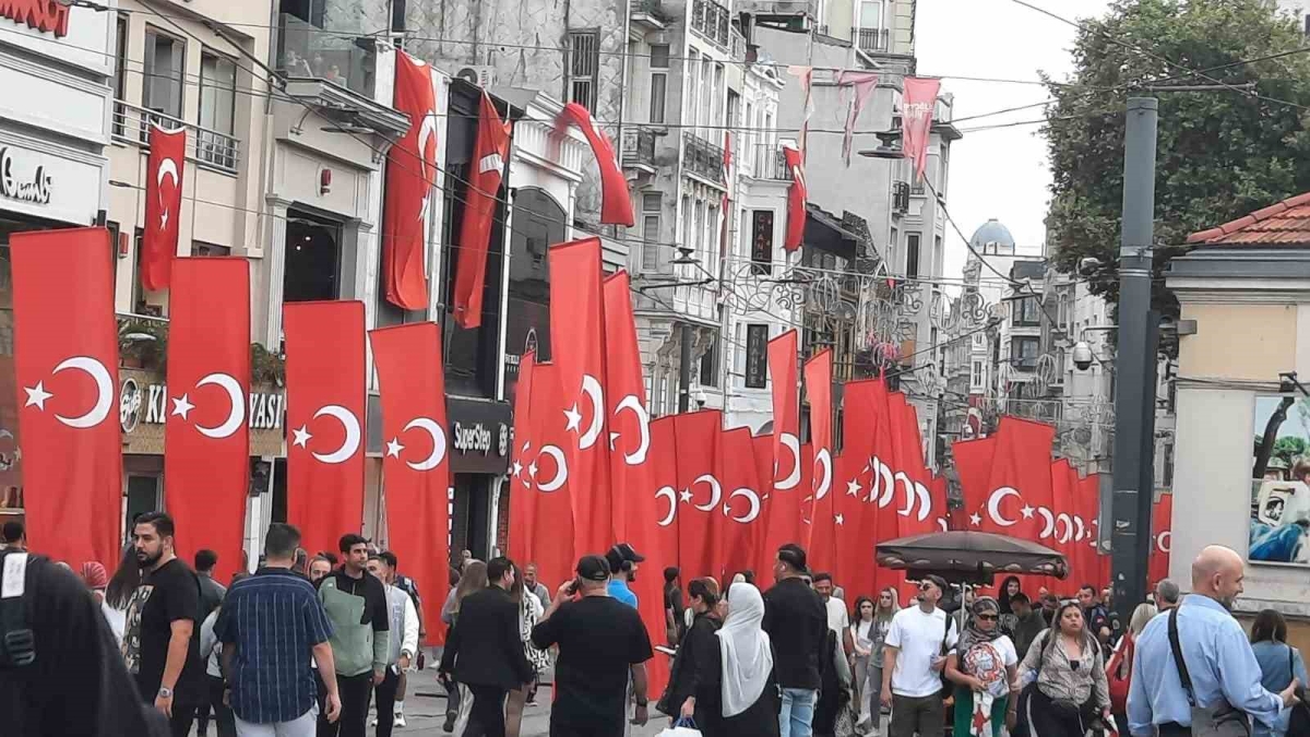 İstiklal Caddesi 100’üncü yıla özel Türk Bayraklarıyla donatıldı
