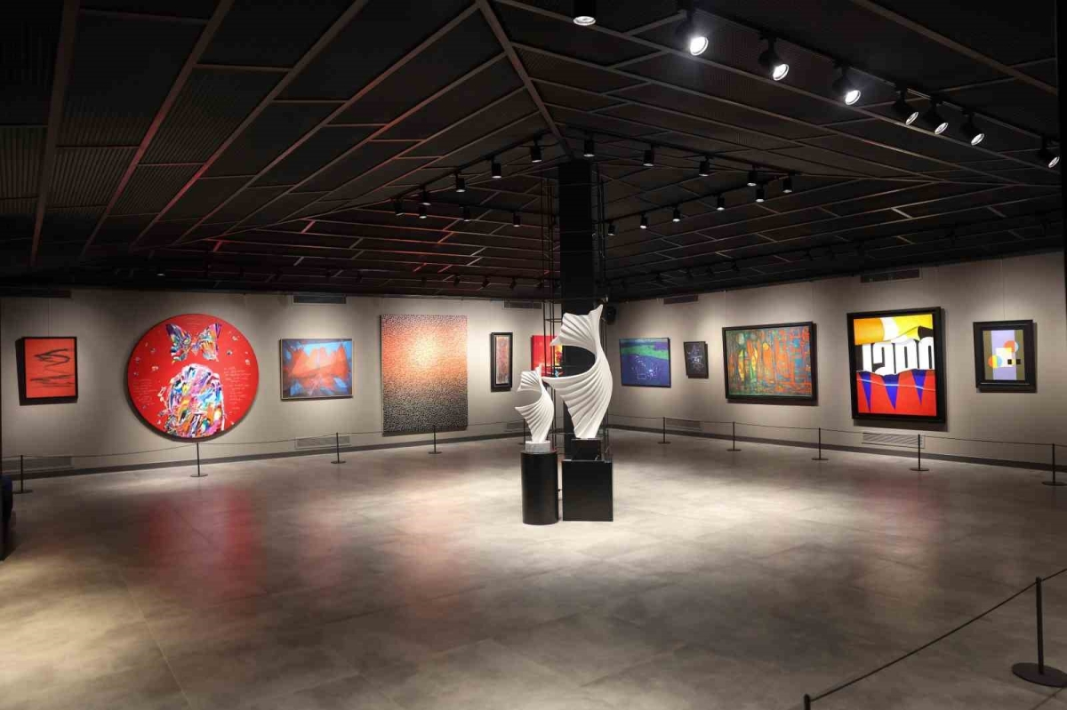 Sanatın duayenleri İstanbul’un yeni sanat galerisinde buluştu

