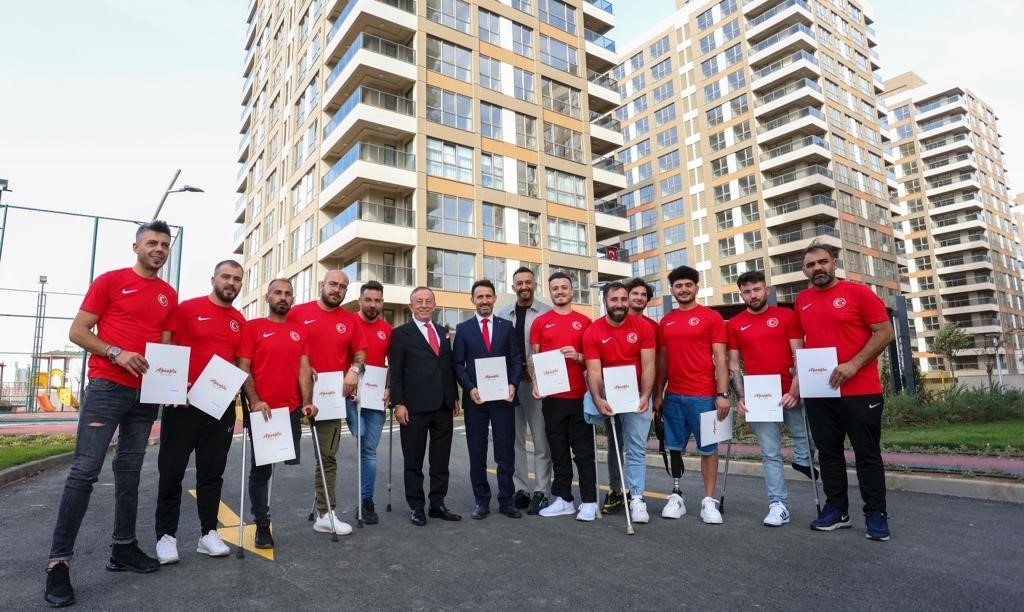“Dünya Şampiyonu” futbolcular, Çekmeköy’deki yeni evlerini teslim aldı
