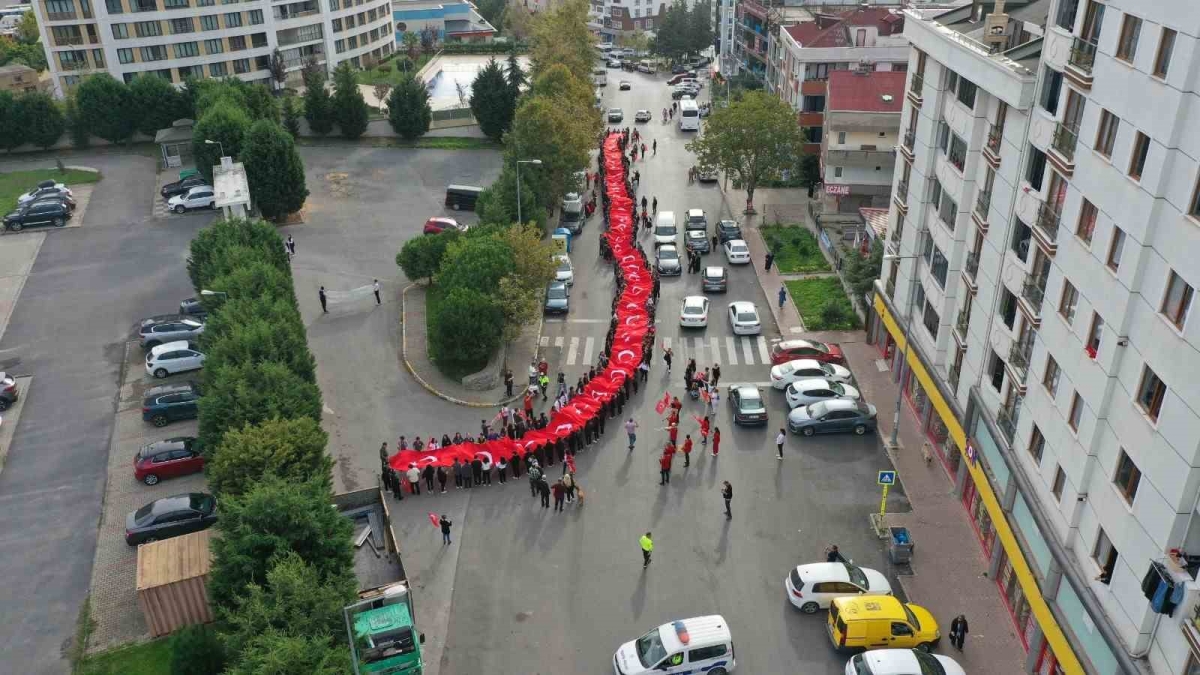 350 metrelik dev Türk bayrağı Tuzla sokaklarında el üstünde taşındı
