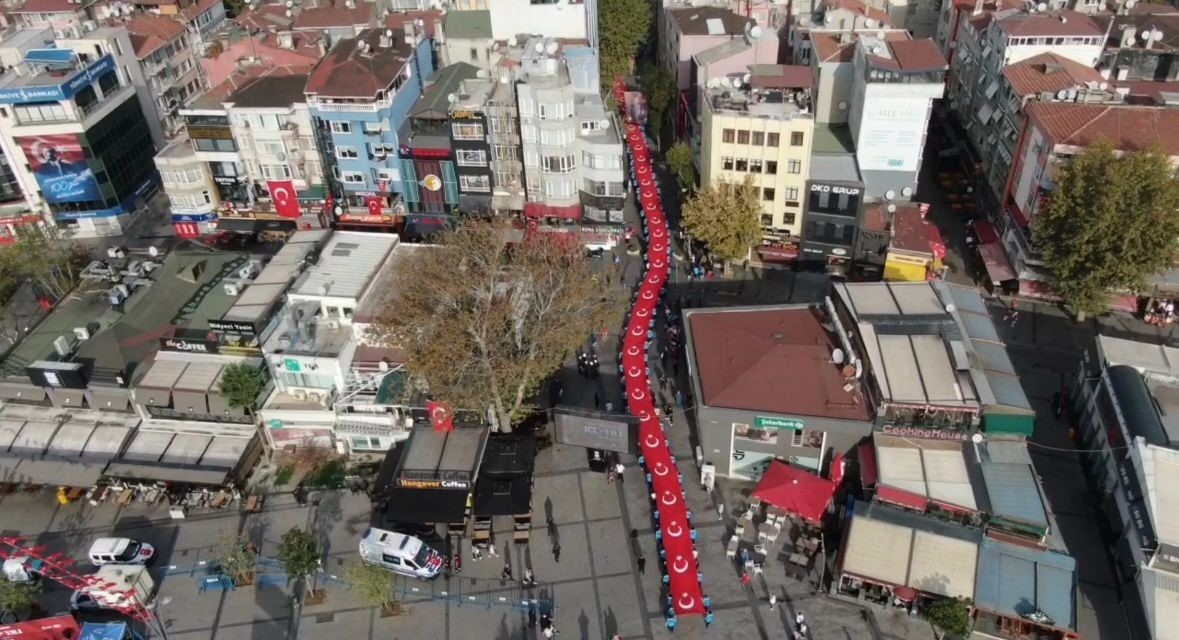 Pendik’te 100 metrelik Türk bayrağı ile Cumhuriyet kutlaması
