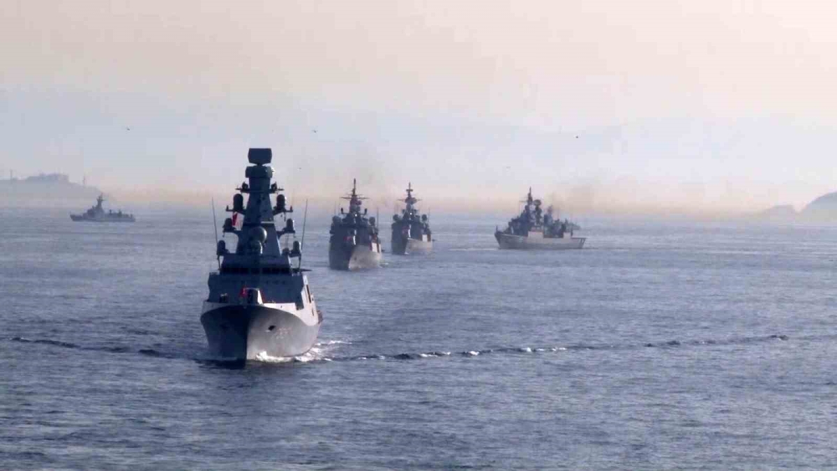 Türk donanmasının İstanbul Boğazı’ndan geçişi töreni başladı
