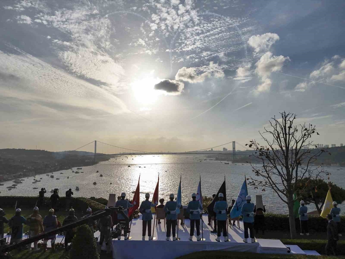 Türk donanmasının 100 gemisi Cumhurbaşkanı Erdoğan’ı selamladı
