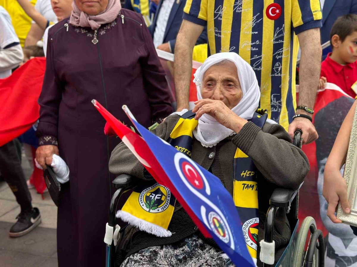 100 yaşındaki Fenerbahçe taraftarı Remziye nine Cumhuriyet Yürüyüşü’ne katıldı
