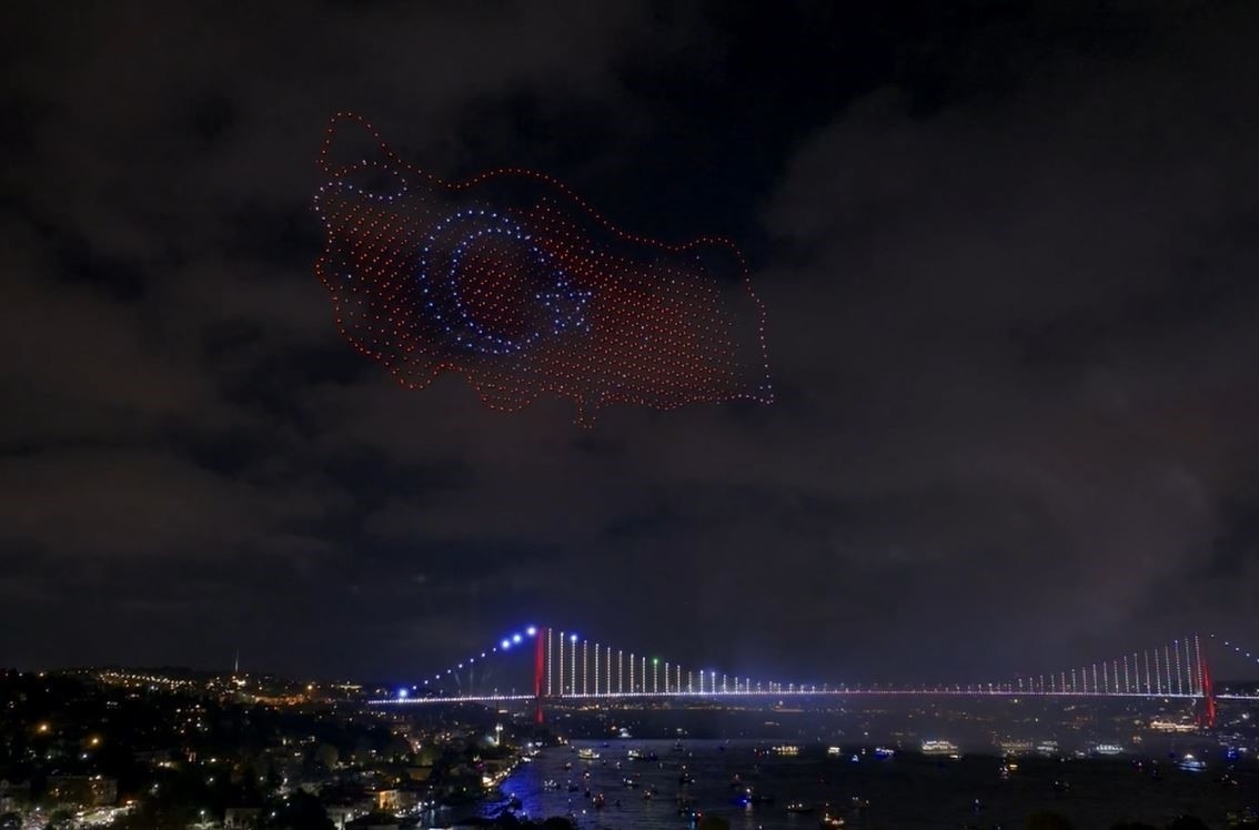 İstanbul Boğazı’nda ışık, havai fişek ve dron gösterisi yapıldı
