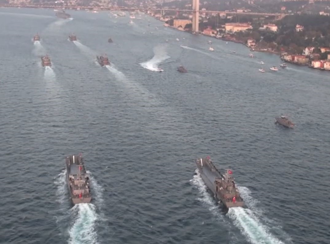 İstanbul Boğazı’ndan geçen 100 gemi havadan helikopter ile görüntülendi
