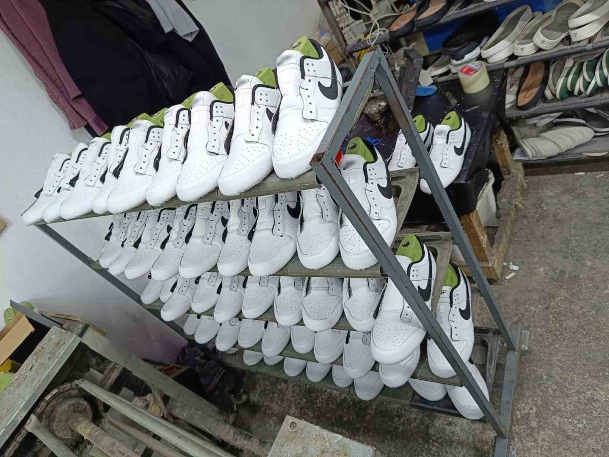 Başakşehir’de taklit ayakkabı üretimi yapan iş yerine operasyon: 96 bin adet ayakkabı ele geçirildi
