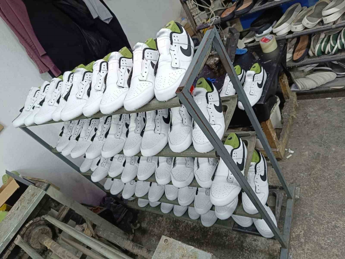 Başakşehir’de taklit ayakkabı üretimi yapan iş yerine operasyon: 96 bin adet ayakkabı ele geçirildi
