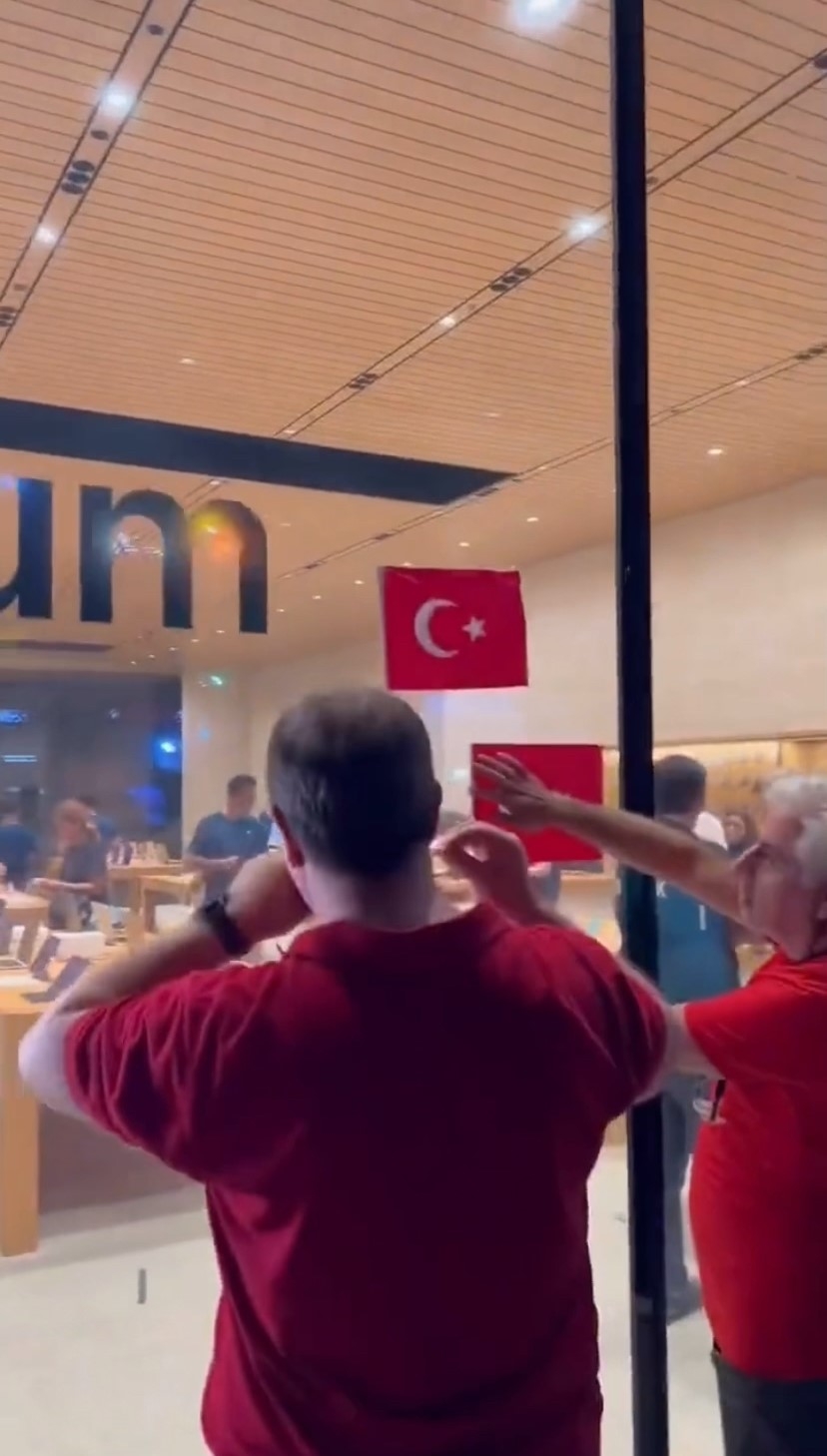 Kadıköy’de Apple mağazası Türk bayrağı asmayınca vatandaşlar astı
