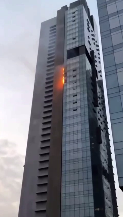 Şişli Mecidiyeköy’de bulunan Torun Center binasında yangın çıktı, itfaiye ekipleri olay yerine sevk edildi
