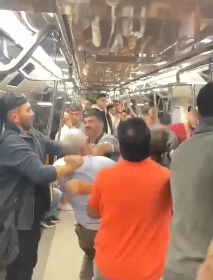 Metroda ‘tükürük’ kavgası kamerada: Metro boks ringini aratmadı
