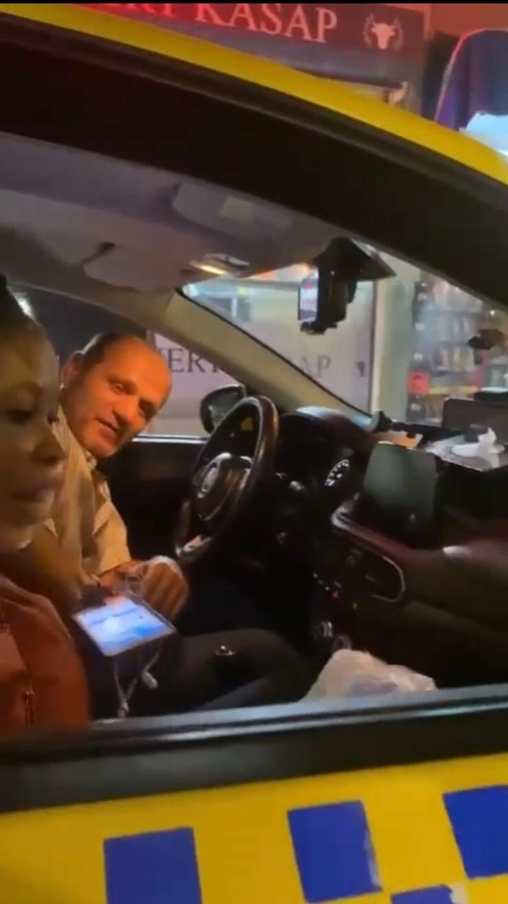 Taksi sürücü ile turistin para tartışması kamerada: Dolandırıldığını zanneden turist ücreti vermek istemedi
