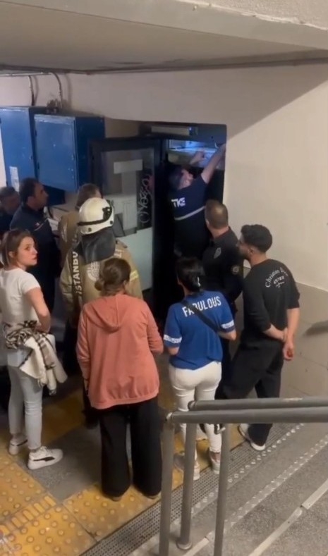 Maltepe’de alt geçit asansöründe mahsur kalma krizi: Çocuk için seferber oldular
