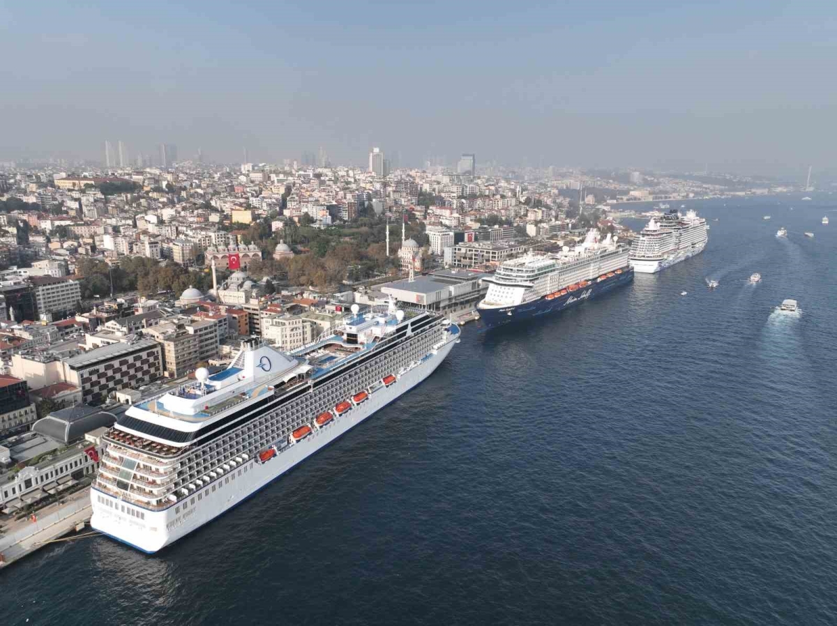 İstanbul’da dev yolcu gemisi yoğunluğu dron kamerasına yansıdı
