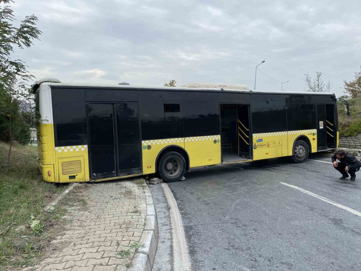 Başakşehir’de kontrolden çıkan İETT otobüsü kaza yaptı

