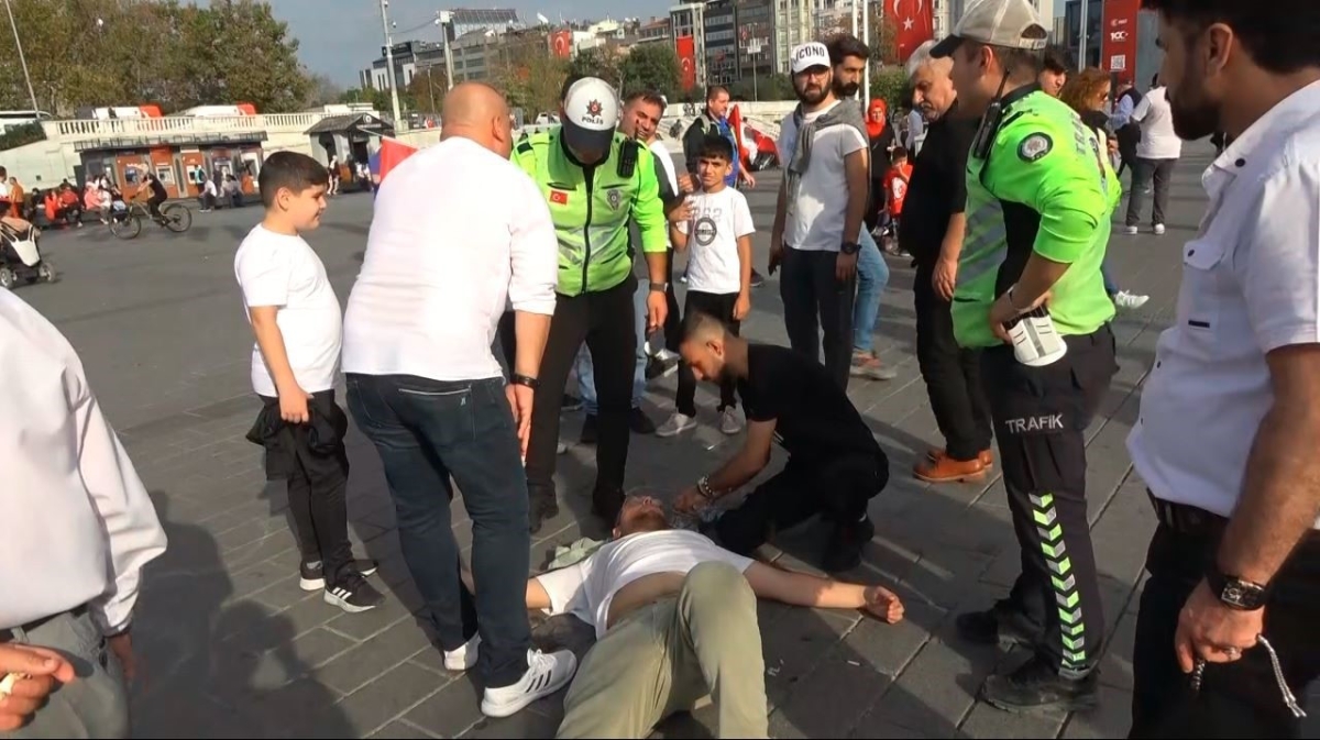 Taksim’de trafik polisi, bayılan vatandaşın yanından bir an olsun ayrılmadı
