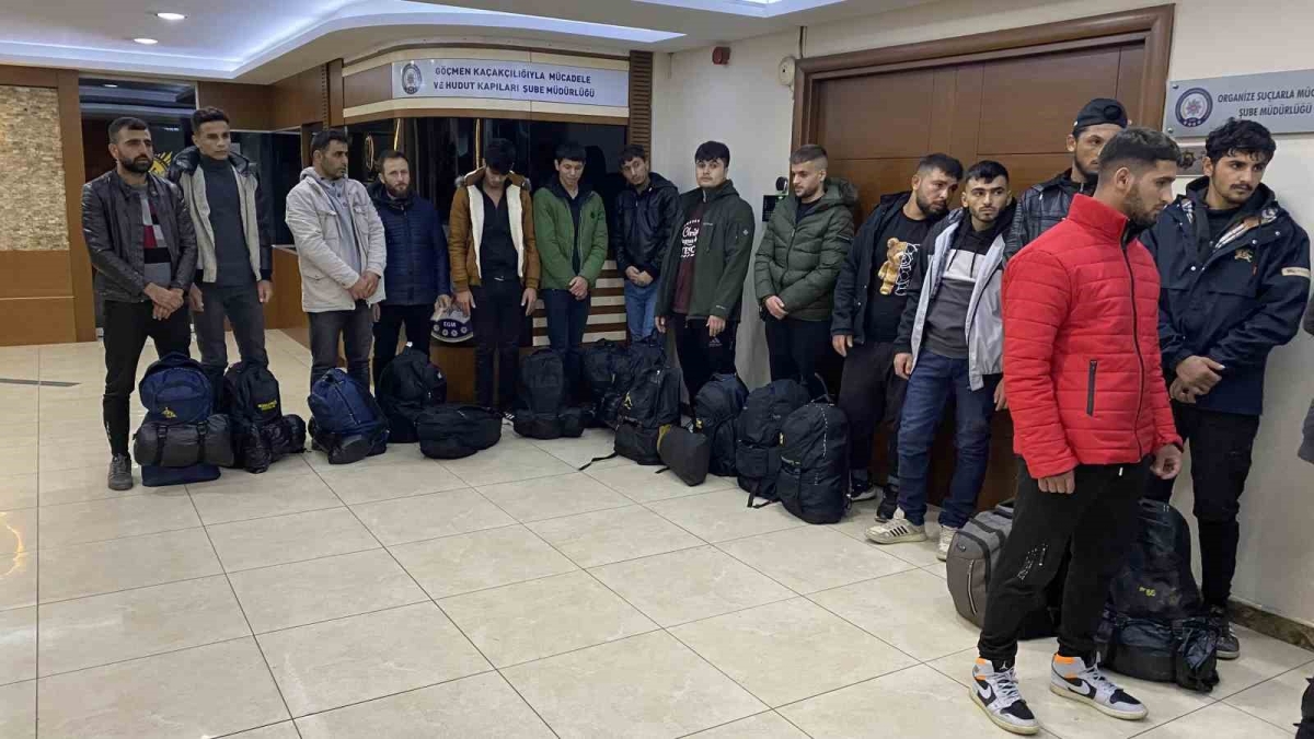 Başakşehir’de polisin takibinde olan 20 kaçak göçmen yakalandı
