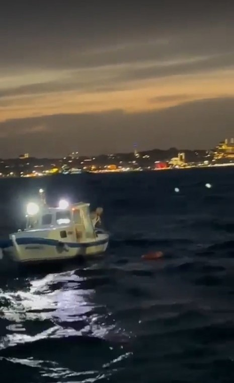 Üsküdar’da denize düşen vatandaşı balıkçılar kurtardı
