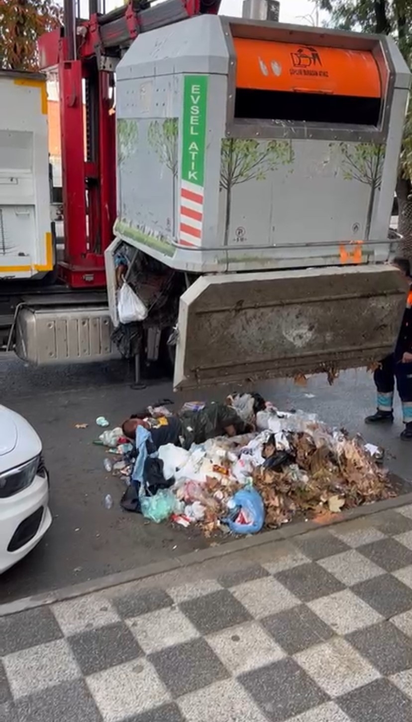 Kadıköy’de bir kişi girdiği çöp konteynerinden 2 gün sonra vinçle çıkarıldı
