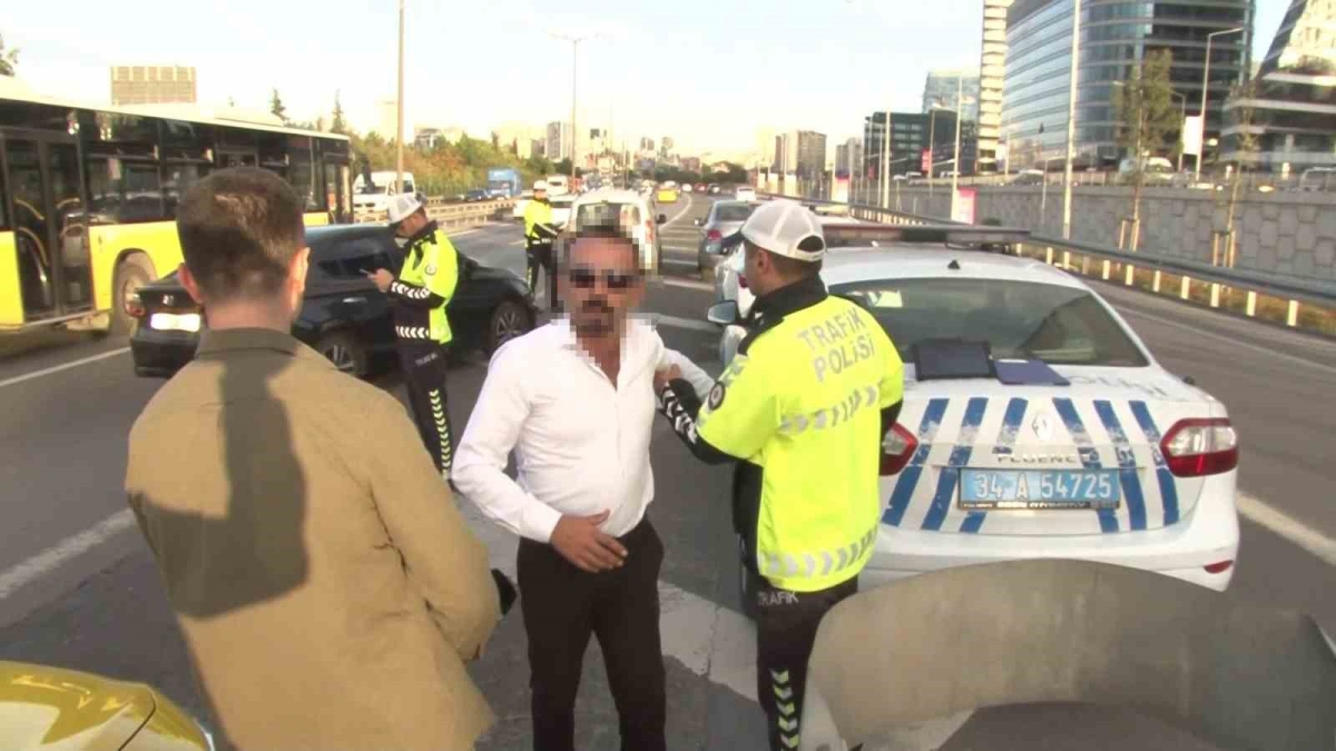 Ataşehir’de taksici basın mensuplarına saldırmaya çalıştı, aranması olduğu ortaya çıkınca gözaltına alındı
