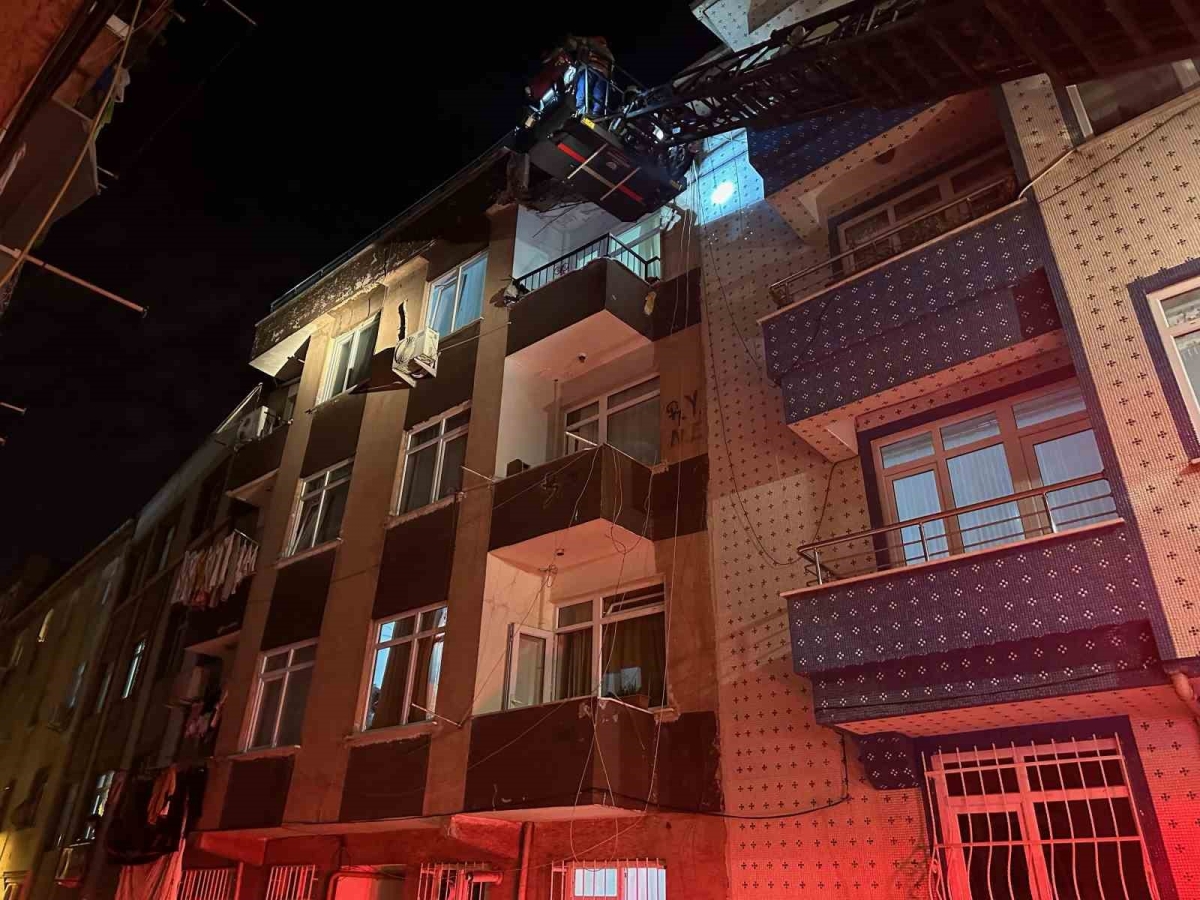 Zeytinburnu’nda 3 katlı binanın terası çöktü
