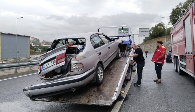 Maltepe’de otomobil istinat duvarına çarptı: 2 yaralı
