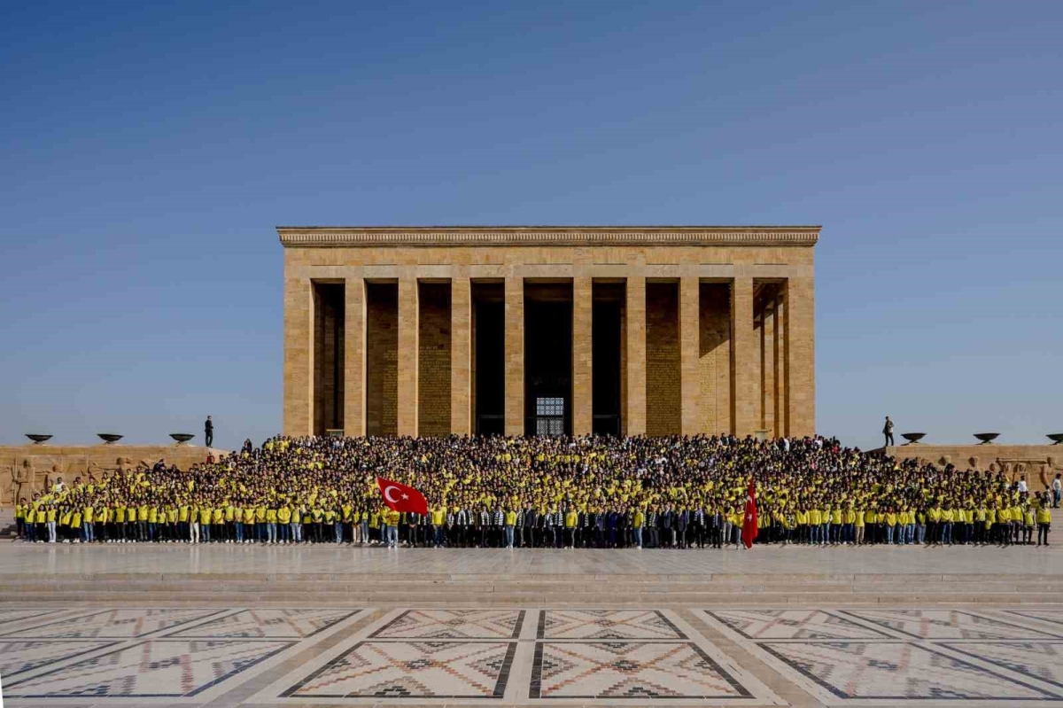 Fenerbahçeli taraftarlar Anıtkabir’i ziyaret etti
