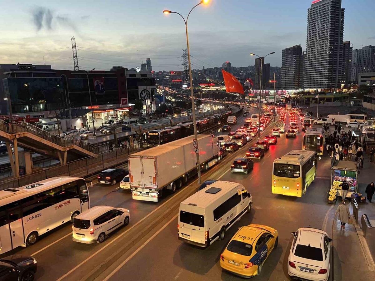 İstanbul’da akşam saatlerinde trafik yoğunluğu yüzde 83’e ulaştı
