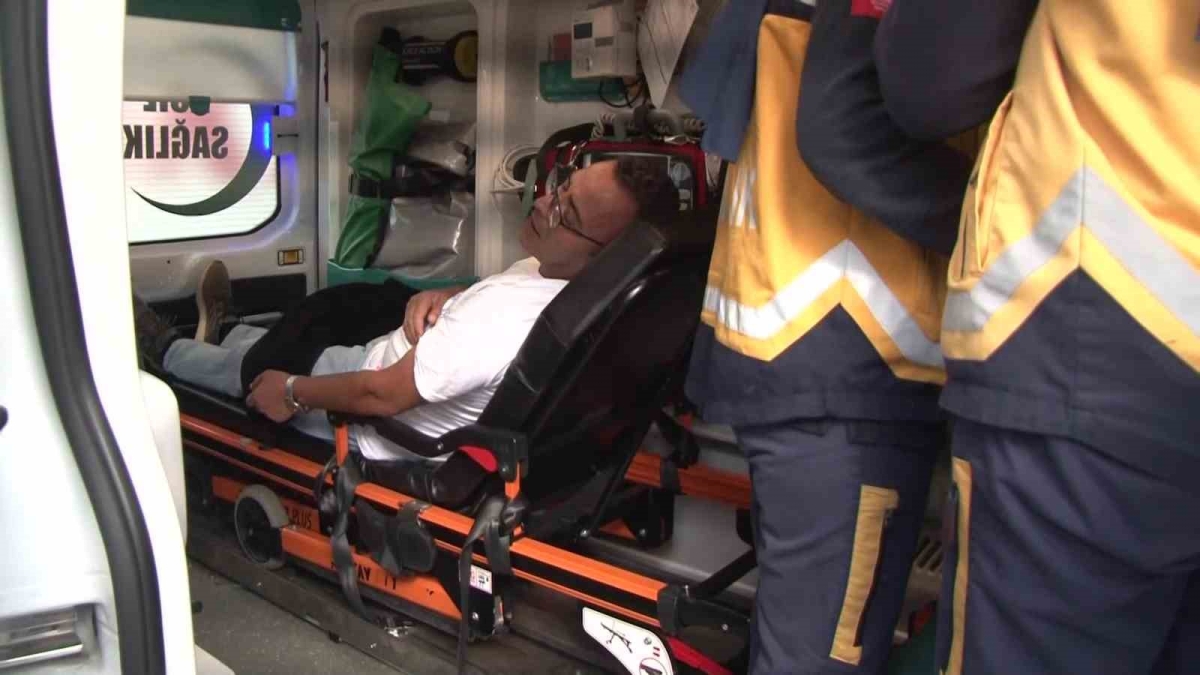 Ümraniye’de yolcu otobüsü otomobile ve yayaya çarptı: 2 yaralı
