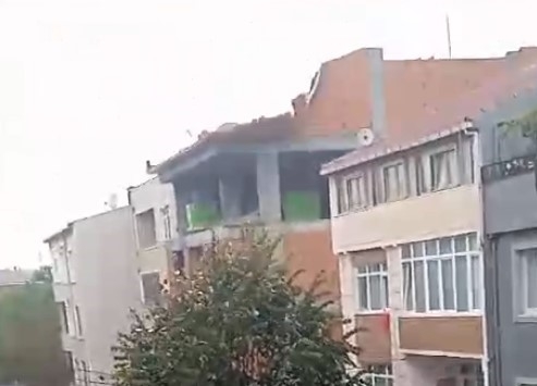 Küçükçekmece’de bir binanın çatısındaki duvar yıkıldı
