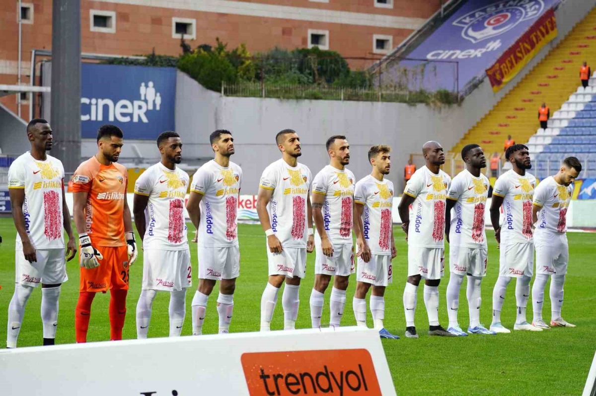 Trendyol Süper Lig: Kasımpaşa: 1 - Kayserispor: 3 (İlk yarı)
