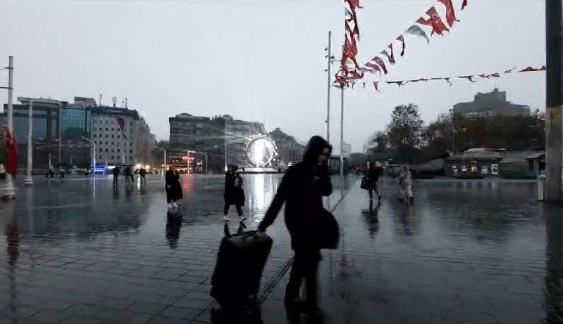 Taksim’de önce hava karardı sonra sağanak yağış başladı
