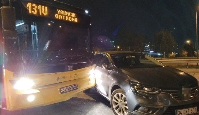 Kartal’da hatalı şerit değiştiren araç İETT otobüsüne çarptı
