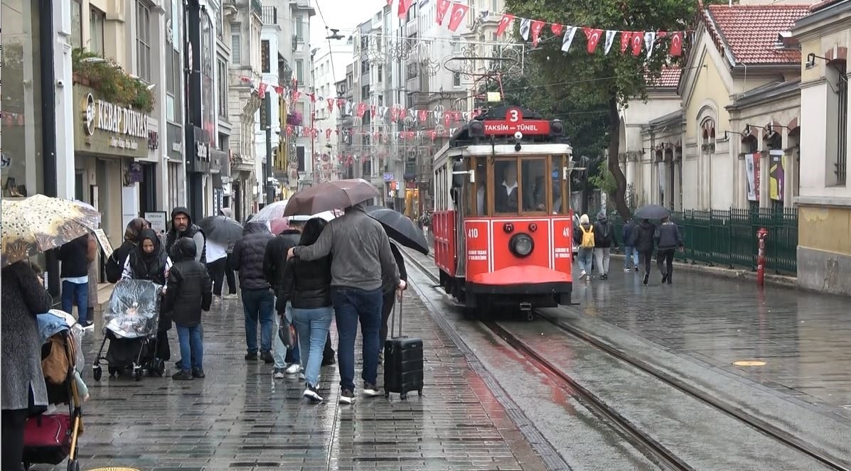 Taksim’de sağanak yağış etkili oldu
