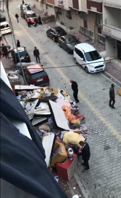 Esenyurt’ta yüzlerce yatağın ve ranzanın çıktığı binayı gören vatandaşlar şok oldu
