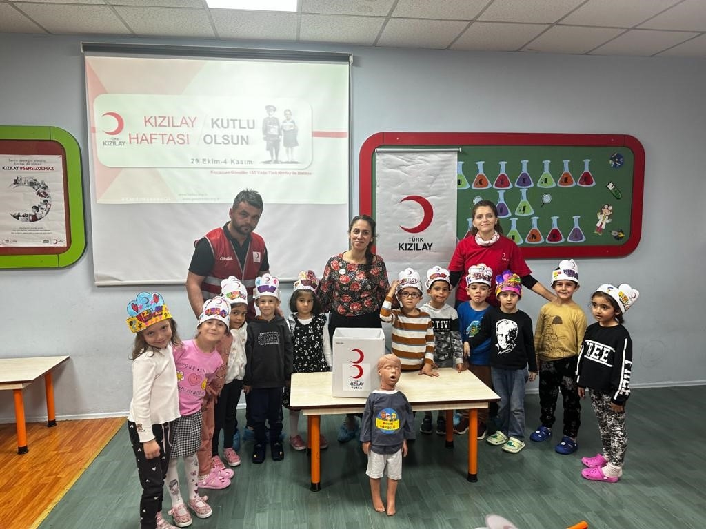 Tuzla’da anaokulu öğrencileri Kızılay’a yardım topladı
