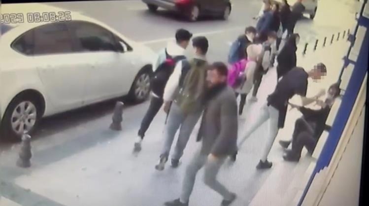 İstanbul’da “sipariş kalemiyle” cinayet kamerada: Şişe fırlattı diye alnından yaraladı

