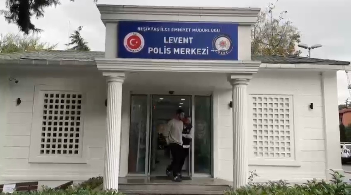 Beşiktaş’ta akılalmaz uyuşturucu zulası kamerada: Telli düzenekten esrar fışkırdı
