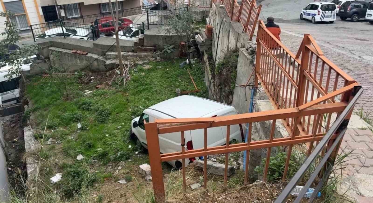 Kağıthane’de hafif ticari araç apartman bahçesine düştü

