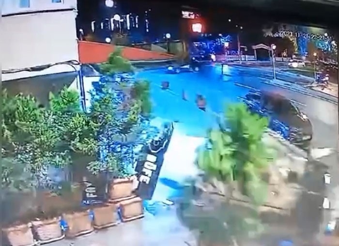 İstanbul’da feci kaza kamerada: Ortalık savaş alanına döndü
