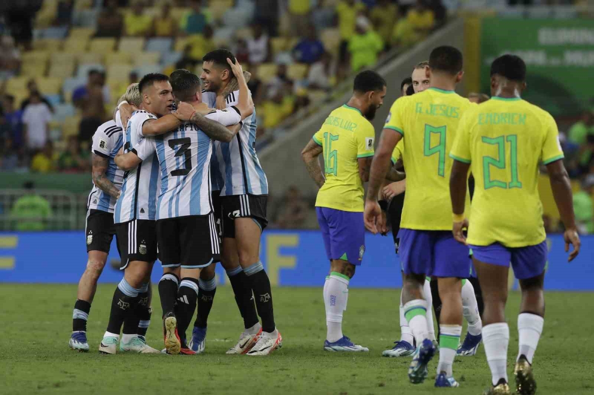 Olaylı maçta Arjantin, Brezilya’yı deplasmanda 1-0 yendi
