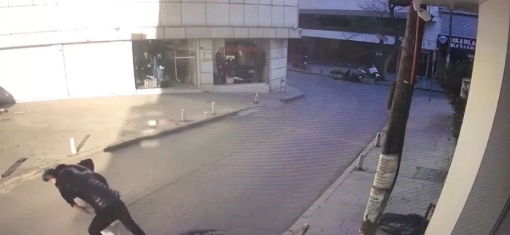 İstanbul’da dehşet anları kamerada: Sebepsiz yere arkadaşını başından bıçakladı
