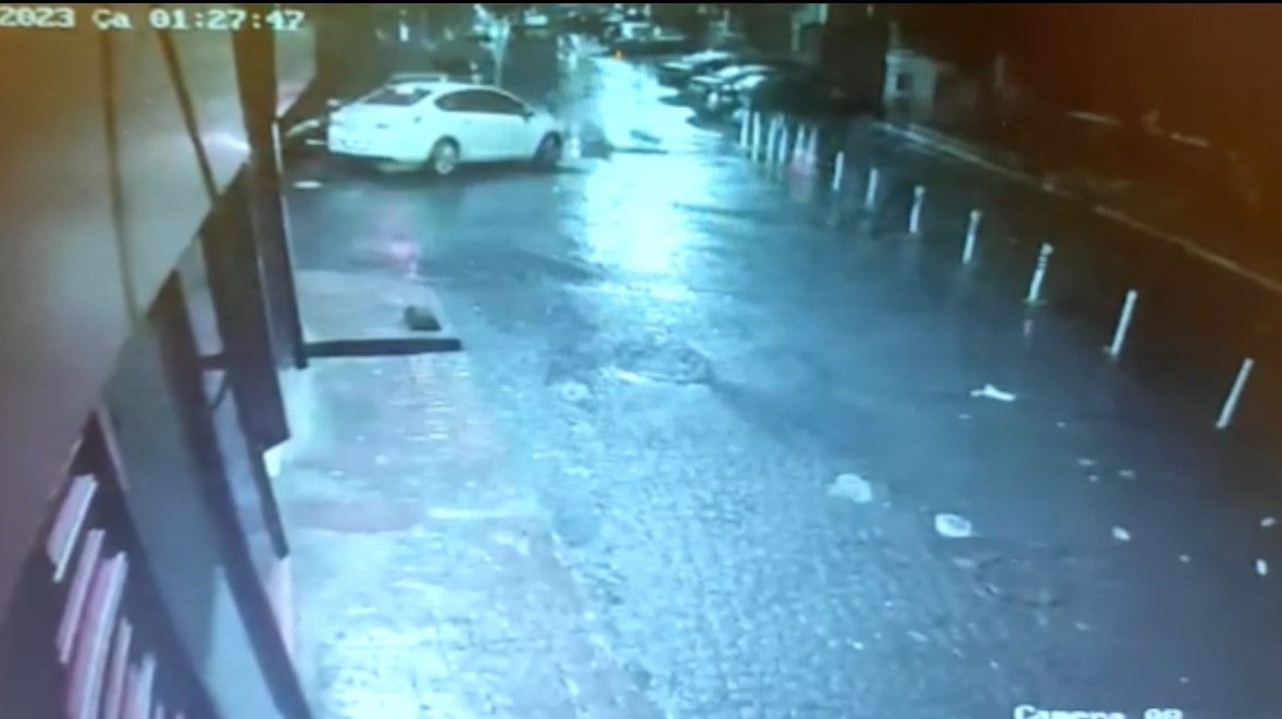 Cihangir’de dövmeci kıza kapkaç kamerada: Yere savruldu, çanta askısıyla aracı kovaladı
