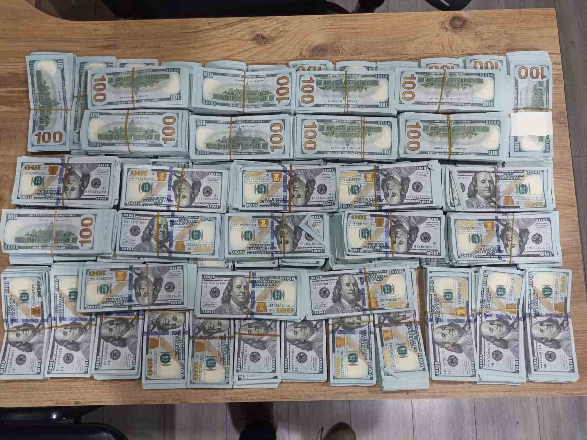 Havalimanında dolar operasyonu: Lübnanlı 2 ‘yolcu’ balya balya sahte parayla yakalandı
