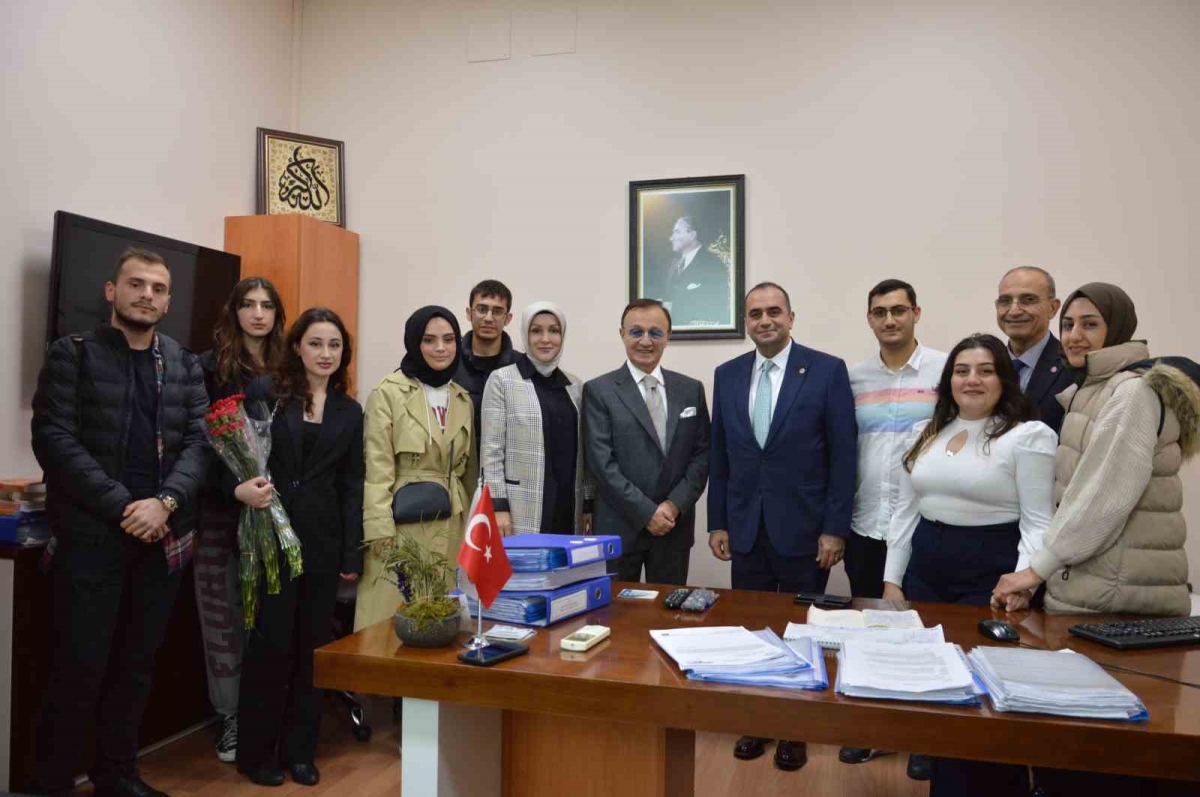 AK Parti İstanbul Milletvekili Dr. Sevan Sıvacıoğlu, Öğretmenler Günü’nde Yeni Yüzyıl Üniversitesini ziyaret etti
