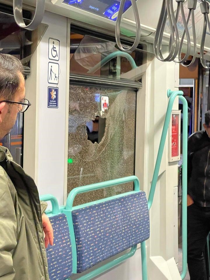 Zeytinburnu’nda tramvaya taş atıldı: Camı kırılan tramvay servis dışına alındı
