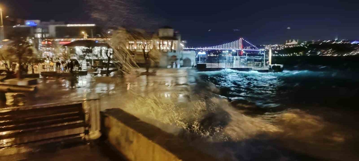 Marmara Denizi’nde fırtına: Dalgalar 3 metreye ulaştı, seferler iptal edildi
