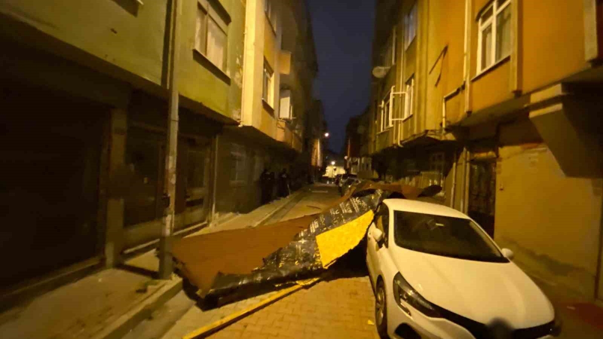 İstanbul’da fırtına etkisini sürdürüyor: Kağıthane’de bir binanın çatısı uçtu
