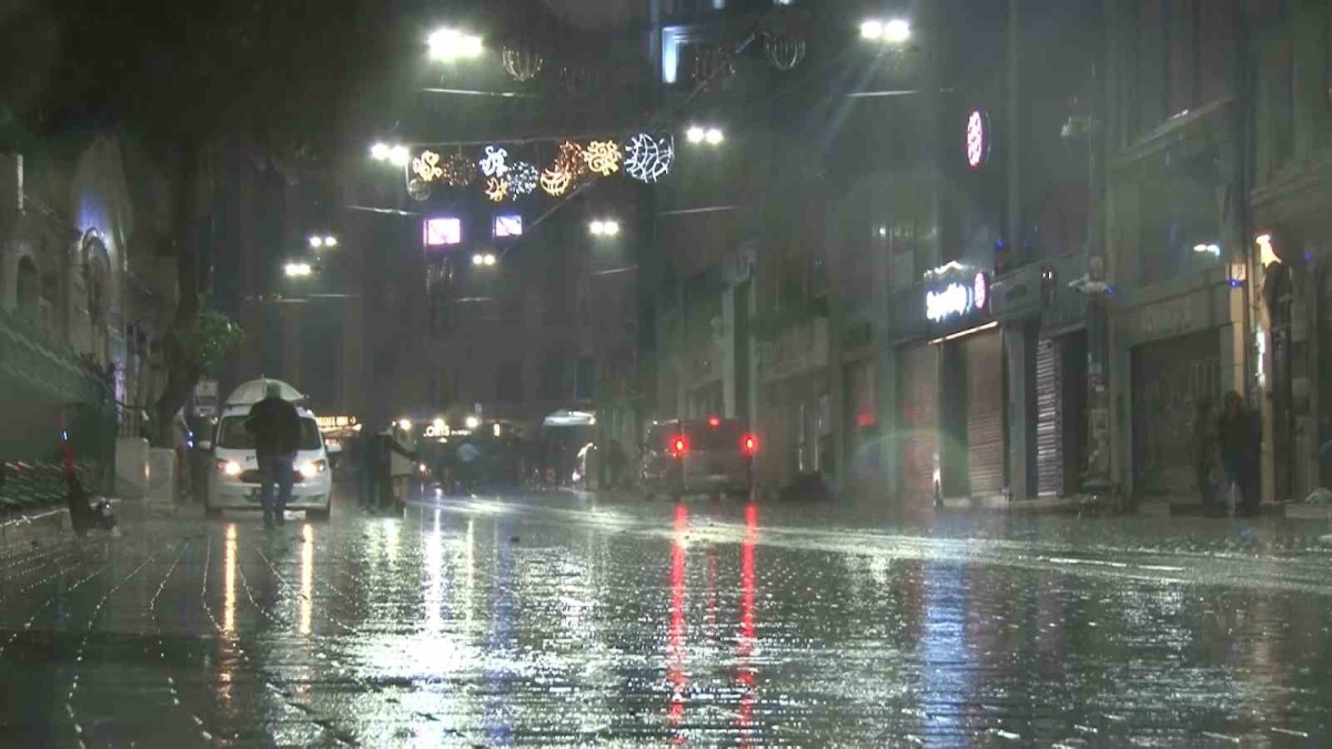 Fırtına Taksim’de vatandaşlara zor anlar yaşattı
