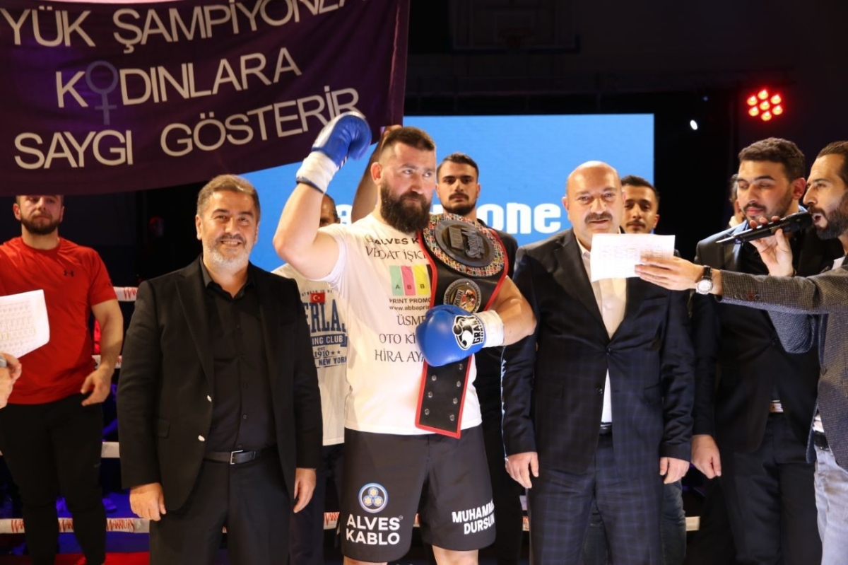 Kick boksçu Muhammed Dursun, rakibi ringe çıkmayınca altın kemerin sahibi oldu
